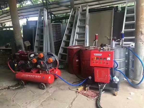 氣動(dòng)噴涂機(jī)(圖2) JNJX-III(E)型氣動(dòng)噴涂機(jī)水箱保溫施工案例