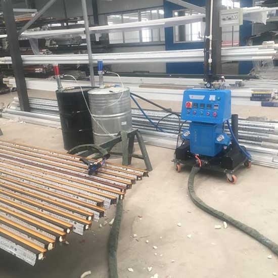 鋁型材澆注發(fā)泡機(jī)(圖2) Q2600D定時定量聚氨酯鋁型材澆注發(fā)泡機(jī)