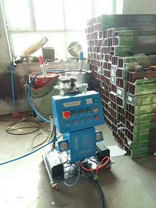 防盜門(mén)填充聚氨酯發(fā)泡(圖1) Q2600D發(fā)泡機(jī)防盜門(mén)填充聚氨酯發(fā)泡案例